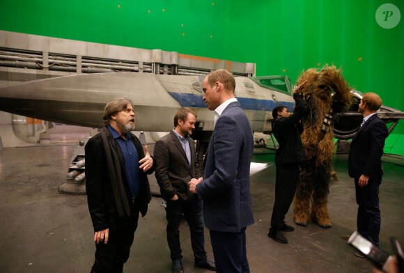 Le prince William et son frère le prince Harry rencontrent le réalisateur Rian Johnson, le producteur Ram Bergman, l'acteur John Boyega et Chewbacca lors de sa visite des coulisses du tournage de Star Wars des studios Pinewood le 19 avril 2016.