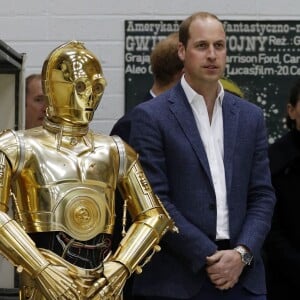 Le prince William lors de sa visite des coulisses du tournage de Star Wars des studios Pinewood le 19 avril 2016.