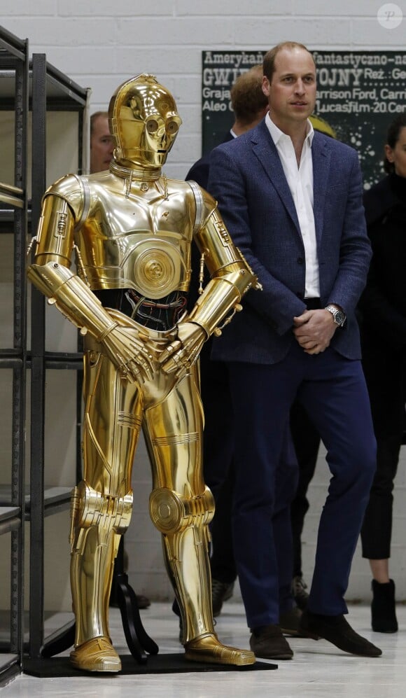 Le prince William lors de sa visite des coulisses du tournage de Star Wars des studios Pinewood le 19 avril 2016.