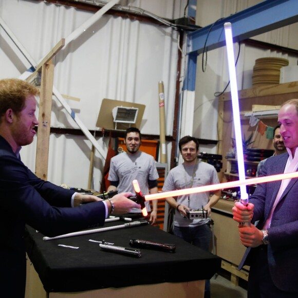 Le prince William et le prince Harry se défient au sabre laser et rencontrent les protagonistes de la saga Star Wars lors de leur visite des studios Pinewood le 19 avril 2016.