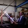 Le prince William et le prince Harry se défient au sabre laser et rencontrent les protagonistes de la saga Star Wars lors de leur visite des studios Pinewood le 19 avril 2016.