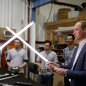 Le prince William et le prince Harry se défient au sabre laser et rencontrent les protagonistes de la saga Star Wars lors de leur visite des studios Pinewood le 19 avril 2016.