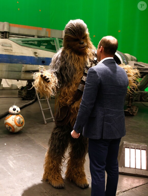 Le prince William avec Chewbacca coulisses du tournage de Star Wars des studios Pinewood le 19 avril 2016.