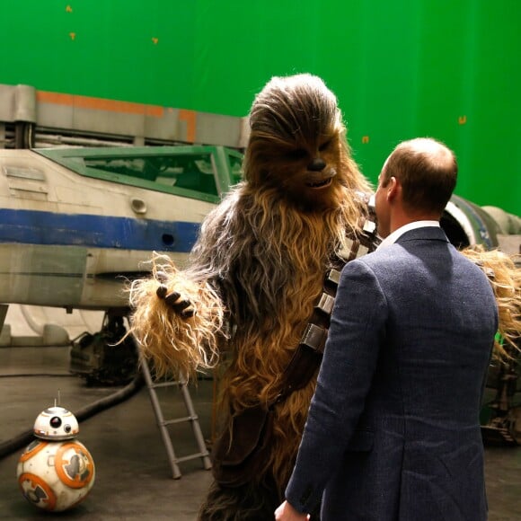 Le prince William avec Chewbacca coulisses du tournage de Star Wars des studios Pinewood le 19 avril 2016.