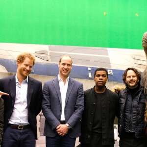 Mark Hamill, le scénariste Rian Johnson, le prince Harry, le prince William, John Boyega, Chewbacca, Daisy Ridley lors de la visite des princes des coulisses du tournage de Star Wars des studios Pinewood le 19 avril 2016.