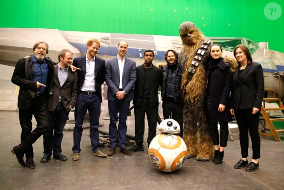 Mark Hamill, le scénariste Rian Johnson, le prince Harry, le prince William, John Boyega, Chewbacca, Daisy Ridley lors de la visite des princes des coulisses du tournage de Star Wars des studios Pinewood le 19 avril 2016.
