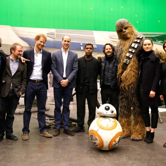 Mark Hamill, le scénariste Rian Johnson, le prince Harry, le prince William, John Boyega, Chewbacca, Daisy Ridley lors de la visite des princes des coulisses du tournage de Star Wars des studios Pinewood le 19 avril 2016.