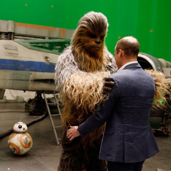 Le prince William lors de sa visite des coulisses du tournage de Star Wars des studios Pinewood le 19 avril 2016.