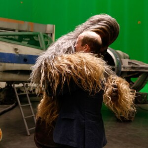 Le prince William fait un câlin à Chewbacca sous l'oeil amusé de l'acteur John Boyega lors de sa visite des coulisses du tournage de Star Wars des studios Pinewood le 19 avril 2016.