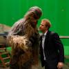 Le prince Harry rencontre Chewbacca lors de sa visite des coulisses du tournage de Star Wars des studios Pinewood le 19 avril 2016.