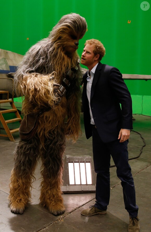 Le prince Harry rencontre Chewbacca lors de sa visite des coulisses du tournage de Star Wars des studios Pinewood le 19 avril 2016.