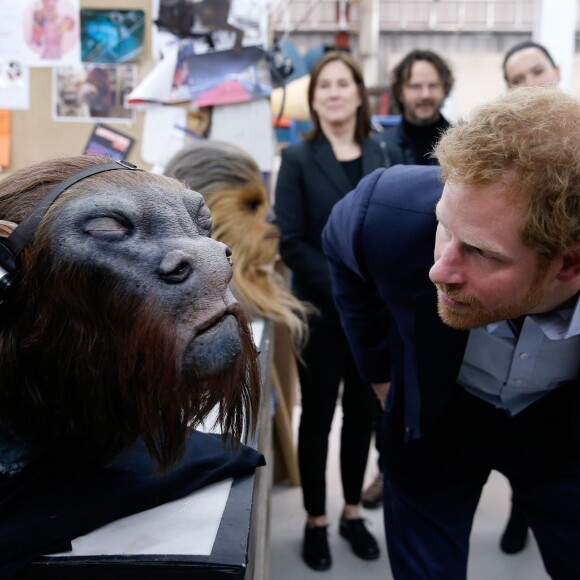 Le prince Harry lors de sa visite des coulisses du tournage de Star Wars des studios Pinewood le 19 avril 2016.