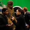 Les acteurs John Boyega et Daisy Ridley discutent pendant que le prince Harry rencontre Chewbacca lors de sa visite avec son frère dans les coulisses du tournage de Star Wars 8, dans les studios londoniens de Pinewood, à Iver Heath le 19 avril 2016.