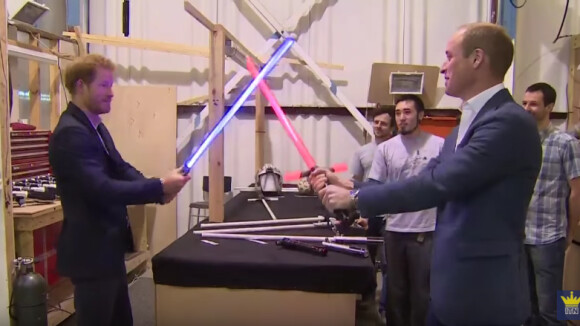 Le prince Harry et le prince William se sont défiés au sabre laser lors de leur visite des coulisses du tournage de Star Wars des studios Pinewood le 19 avril 2016.