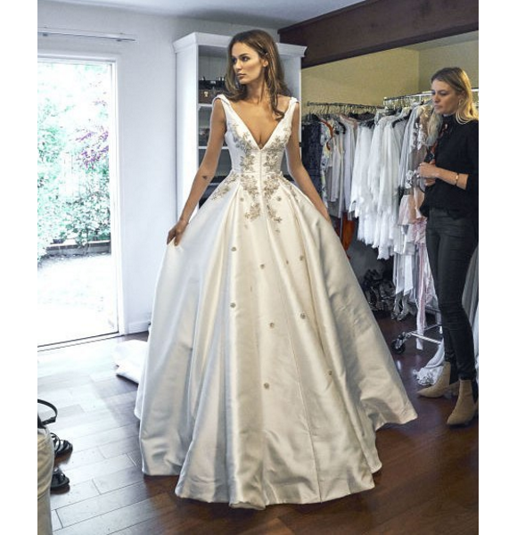 Nicole Trunfio essaye sa robe de mariée, signée Steven Khalil. Photo publiée le 20 avril 2016.