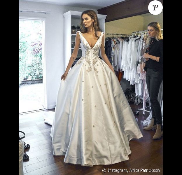 Nicole Trunfio essaye sa robe de mariée, signée Steven Khalil. Photo publiée le 20 avril 2016.
