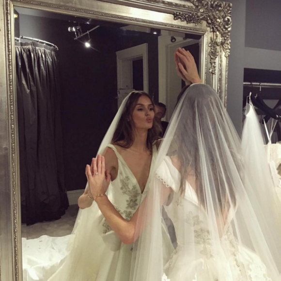 Nicole Trunfio, mariée sublime dans sa robe Steven Khalil. Photo publiée le 20 avril 2016.