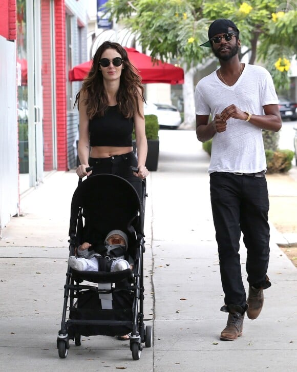 Exclusif - Nicole Trunfio, son fiancé Gary Clark Jr et leur fils Zion se promènent dans les rues de West Hollywood. Le 4 juin 2015