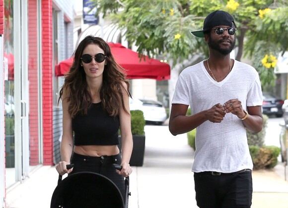 Exclusif - Nicole Trunfio, son fiancé Gary Clark Jr et leur fils Zion se promènent dans les rues de West Hollywood. Le 4 juin 2015