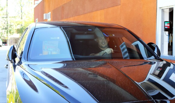 Blac Chyna et son fiancé Rob Kardashian achètent de la nourriture à emporter à la sortie de chez le coiffeur. Blac montre fièrement sa bague de fiançailles XXL aux photographes! Le 12 avril 2016