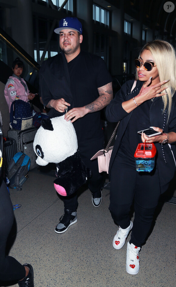 Rob Kardashian et sa compagne Blac Chyna arrivent à l'aéroport LAX de Los Angeles, Rob a ramené une énorme peluche, Los Angeles le 27 Mars 2016