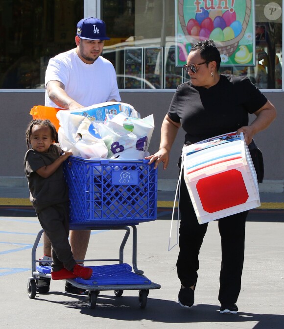 Rob Kardashian est allé faire du shopping chez Toy R Us avec King Cairo Stevenson, le fils de sa petite amie Blac Chyna à Calabasas, le 23 mars 2016