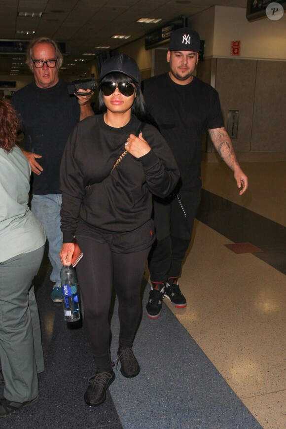 Rob Kardashian et sa fiancée Blac Chyna à l'aéroport de Los Angeles , le 18 avril 2016