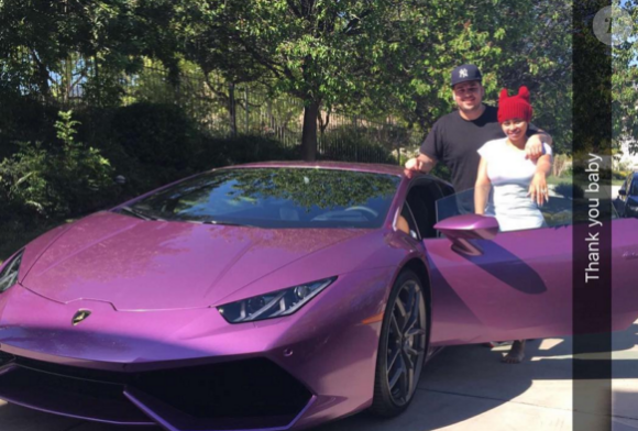 Blac Chyna a publié une photo de sa nouvelle voiture, offerte par son fiancé Rob Kardashian, sur sa page Instagram, le 20 avril 2016