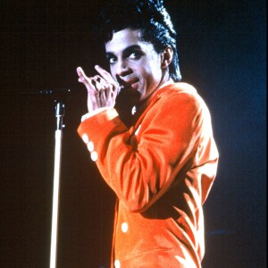 Prince sur scène en 1986