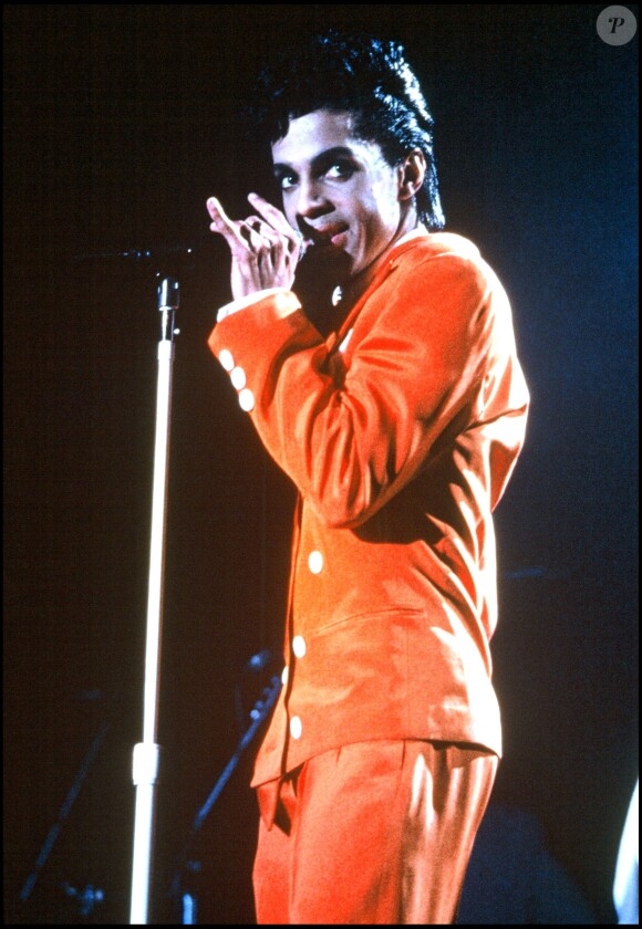 Prince sur scène en 1986