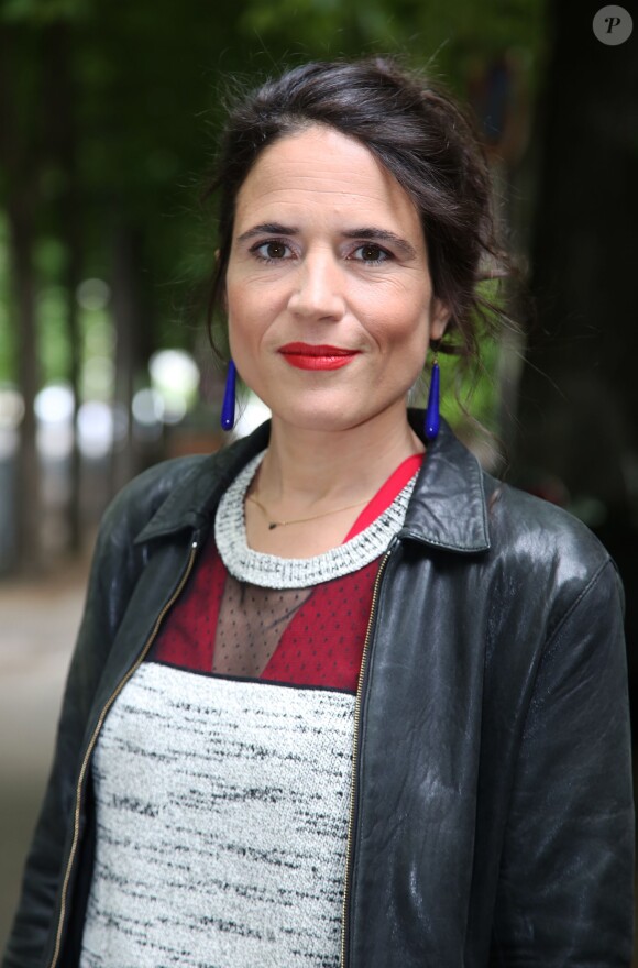 Mazarine Pingeot arrivant à l'enregistrement de l'émission "Vivement Dimanche" à Paris le 30 avril 2014