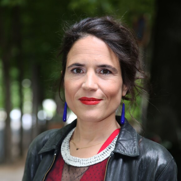 Mazarine Pingeot arrivant à l'enregistrement de l'émission "Vivement Dimanche" à Paris le 30 avril 2014
