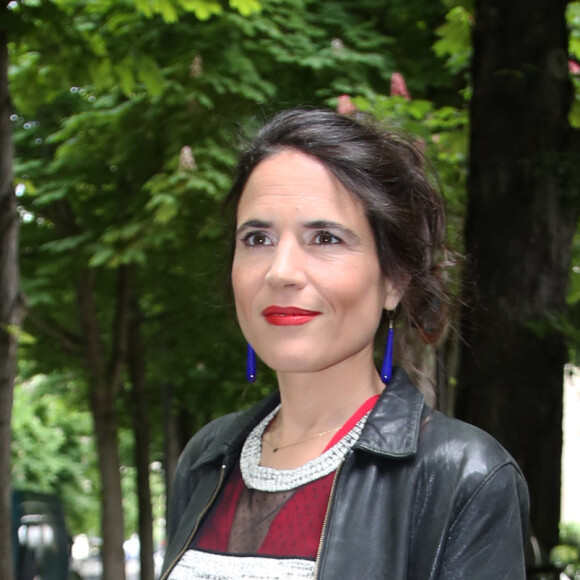 Mazarine Pingeot lors de son arrivée à l'enregistrement de l'émission "Vivement Dimanche" à Paris le 30 avril 2014