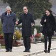 François Hollande et les enfants de François Mitterrand, Gilbert Mitterrand et Mazarine Pingeot à l'occasion du 20ème anniversaire de la mort de François Mitterrand au cimetière de Jarnac le 8 janvier 2016