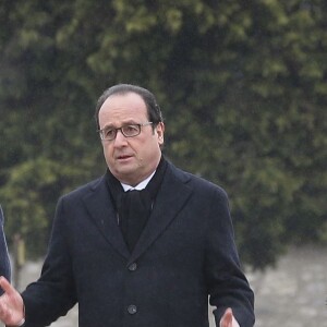 François Hollande et les enfants de François Mitterrand, Gilbert Mitterrand et Mazarine Pingeot à l'occasion du 20ème anniversaire de la mort de François Mitterrand au cimetière de Jarnac le 8 janvier 2016