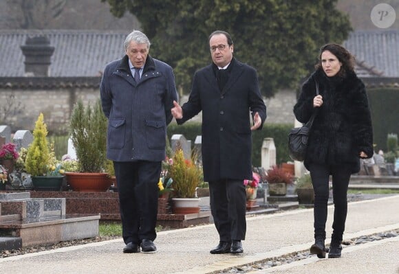 François Hollande et les enfants de François Mitterrand, Gilbert Mitterrand et Mazarine Pingeot à l'occasion du 20ème anniversaire de la mort de François Mitterrand au cimetière de Jarnac le 8 janvier 2016