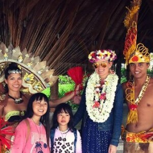 Laeticia avec ses filles Jade et Joy, à Bora Bora. Instagram, avril 2016