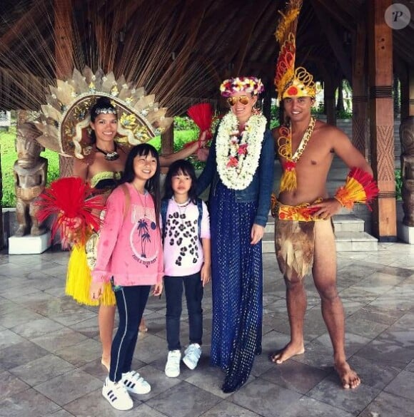 Laeticia avec ses filles Jade et Joy, à Bora Bora. Instagram, avril 2016