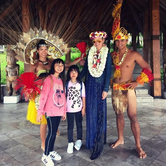 Laeticia avec ses filles Jade et Joy, à Bora Bora. Instagram, avril 2016
