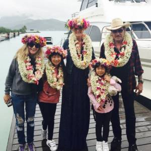 Johnny Hallyday avec sa femme Laeticia et ses filles Jade et Joy à Bora Bora. Twitter, avril 2016