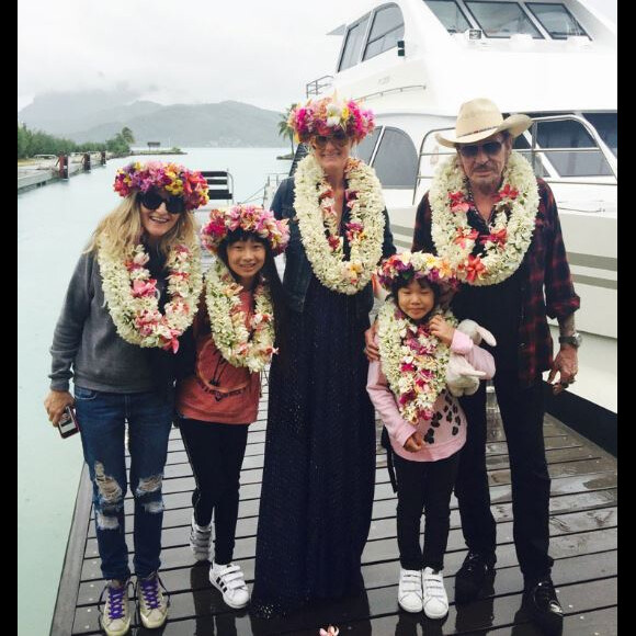 Johnny Hallyday avec sa femme Laeticia et ses filles Jade et Joy à Bora Bora. Twitter, avril 2016