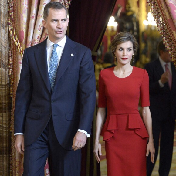 Le roi Felipe IV et la reine Letizia d'Espagne (en robe Carolina Herrera) lors d'un déjeuner au palais royal à Madrid dans le cadre de la remise du prix "Miguel de Cervantes 2015", le 22 avril 2016. Le lauréat est Fernando del Paso.