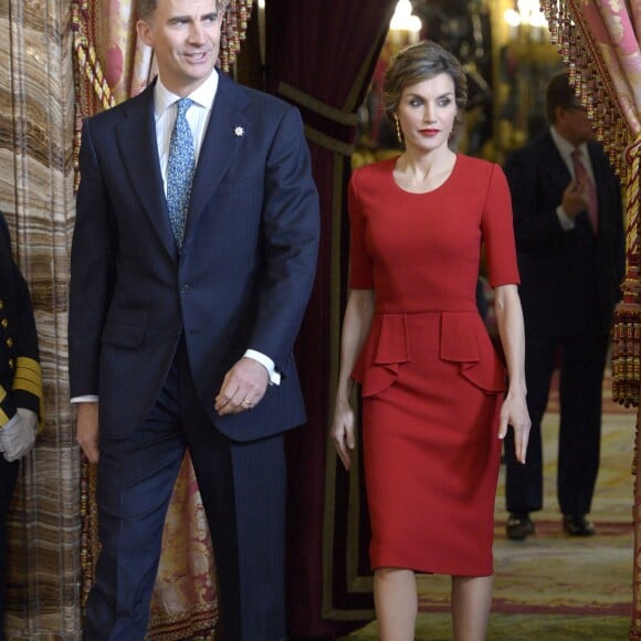 Le roi Felipe IV et la reine Letizia d'Espagne (en robe Carolina Herrera) lors d'un déjeuner au palais royal à Madrid dans le cadre de la remise du prix "Miguel de Cervantes 2015", le 22 avril 2016. Le lauréat est Fernando del Paso.