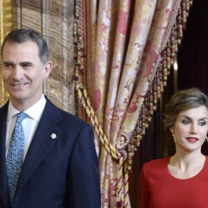 Le roi Felipe IV et la reine Letizia d'Espagne (en robe Carolina Herrera) lors d'un déjeuner au palais royal à Madrid dans le cadre de la remise du prix "Miguel de Cervantes 2015", le 22 avril 2016. Le lauréat est Fernando del Paso.