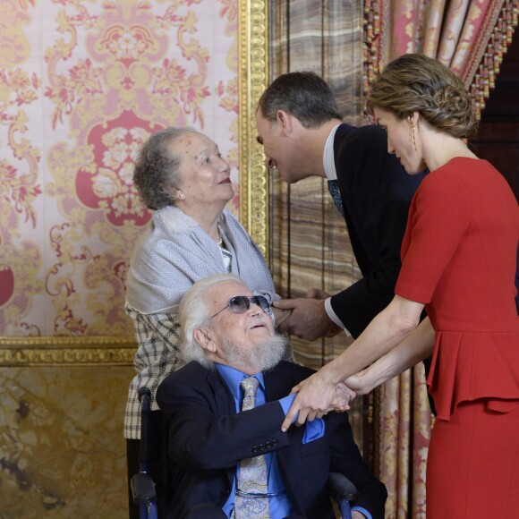 Le roi Felipe IV et la reine Letizia d'Espagne (en robe Carolina Herrera) lors d'un déjeuner au palais royal à Madrid dans le cadre de la remise du prix "Miguel de Cervantes 2015", le 22 avril 2016. Le lauréat est Fernando del Paso.