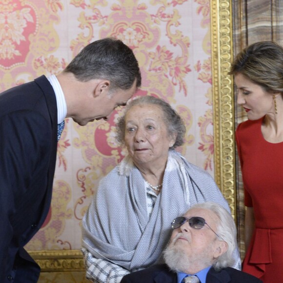Le roi Felipe IV et la reine Letizia d'Espagne (en robe Carolina Herrera) lors d'un déjeuner au palais royal à Madrid dans le cadre de la remise du prix "Miguel de Cervantes 2015", le 22 avril 2016. Le lauréat est Fernando del Paso.