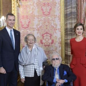 Le roi Felipe IV et la reine Letizia d'Espagne (en robe Carolina Herrera) lors d'un déjeuner au palais royal à Madrid dans le cadre de la remise du prix "Miguel de Cervantes 2015", le 22 avril 2016. Le lauréat est Fernando del Paso.