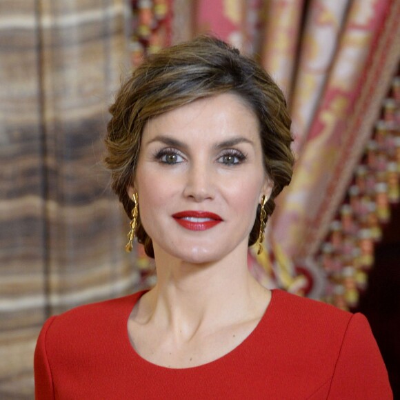 Le roi Felipe IV et la reine Letizia d'Espagne lors d'un déjeuner au palais royal à Madrid dans le cadre de la remise du prix "Miguel de Cervantes 2015", le 22 avril 2016. Le lauréat est Fernando del Paso.