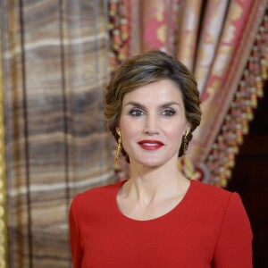 Le roi Felipe IV et la reine Letizia d'Espagne lors d'un déjeuner au palais royal à Madrid dans le cadre de la remise du prix "Miguel de Cervantes 2015", le 22 avril 2016. Le lauréat est Fernando del Paso.