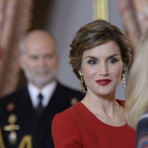 Le roi Felipe IV et la reine Letizia d'Espagne lors d'un déjeuner au palais royal à Madrid dans le cadre de la remise du prix "Miguel de Cervantes 2015", le 22 avril 2016. Le lauréat est Fernando del Paso.